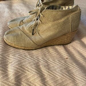 Tom’s wedge Booties